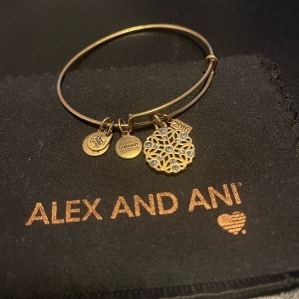 Alex and Ani Gold finish 2016 Snowflake bangle ❄️